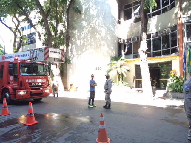 Chamas no prédio da 5ª DP, Centro do Rio, foram controladas (Foto: Matheus Rodrigues / G1)