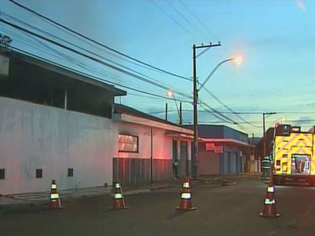 Depósito de um antigo supermercado pegou fogo, mas Corpo de Bombeiros conseguiu controlar as chamas (Foto: Reprodução/EPTV)