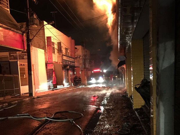 Incêndio em lojas de Feira de Santana (Foto: Renata Maia/Tv Subaé)